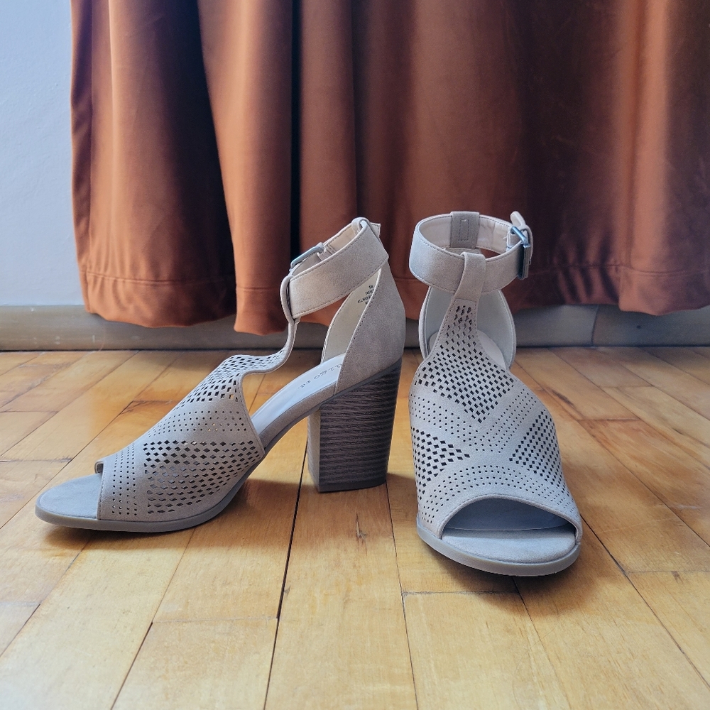 Indigo Rd Taupe Ankle Strap Heels size 8